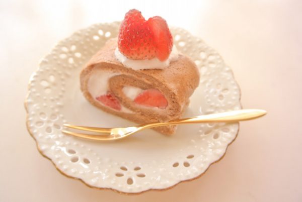 【#おうちカフェ】簡単ふわふわいちごロールケーキの作り方