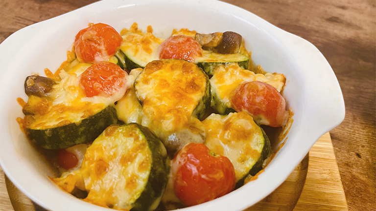 夏野菜トマトとズッキーニのチーズ焼き